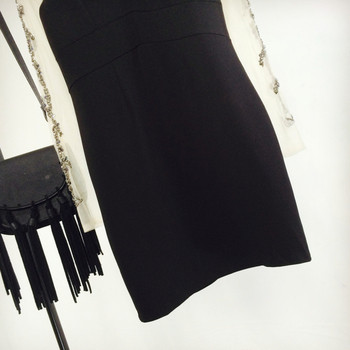 Κομψό γυναικείο φόρεμα με διαφανή μανίκια και διακόσμηση, σε μαύρο χρώμα