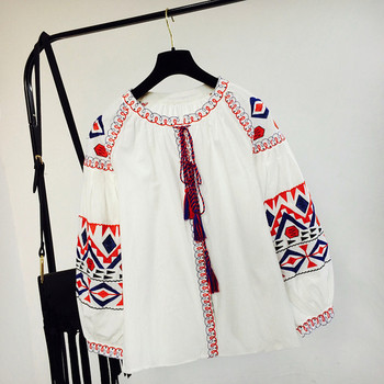 Свободна дамска блуза в бял цвят с етно мотиви
