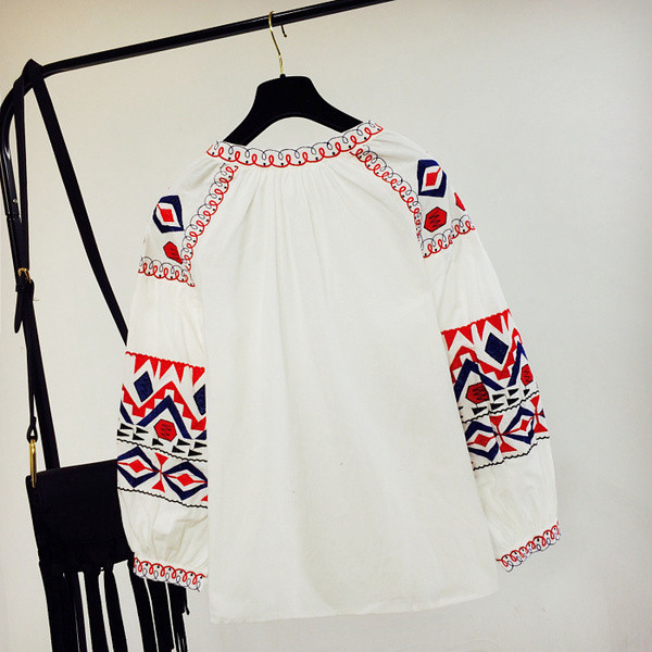 Свободна дамска блуза в бял цвят с етно мотиви