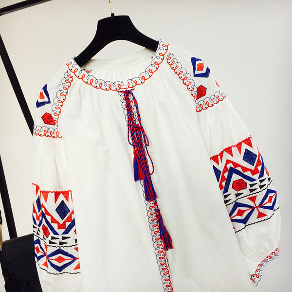 Свободна дамска блуза в бял цвят с етно мотиви