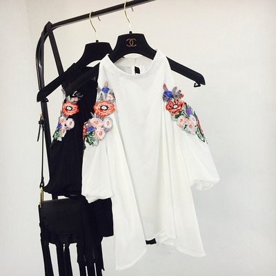 Ежедневна дамска блуза с бродерия и голи рамене в свободен стил