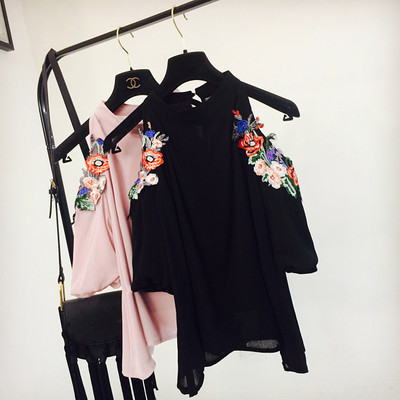 Ежедневна дамска блуза с бродерия и голи рамене в свободен стил