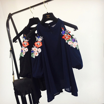 Ежедневна дамска блуза с бродерия и голи рамене в свободен стил