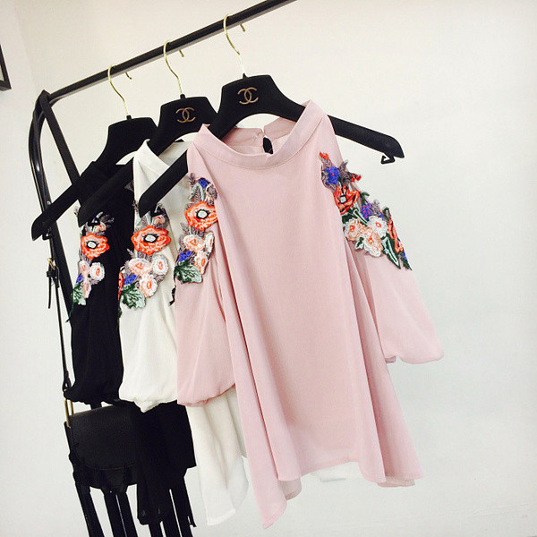 Ежедневна дамска блуза с бродерия и голи рамене в свободен стил