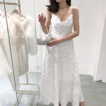 Κομψό  μακρύ γυναικείο φόρεμα σε λευκό με λεπτές λουρίδες