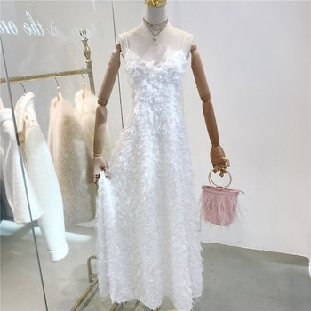 Елегантна дълга дамска рокля в бял цвтя с тънки презрамки