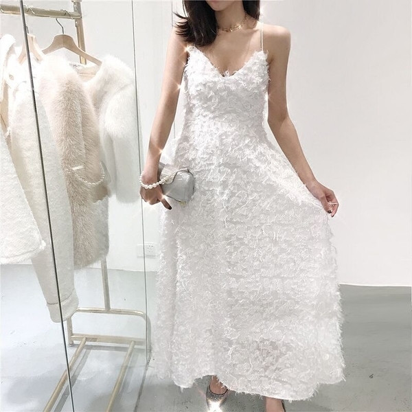 Елегантна дълга дамска рокля в бял цвтя с тънки презрамки