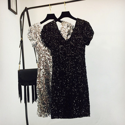 Елегантна дамска рокля с пайети и V-образно деколте