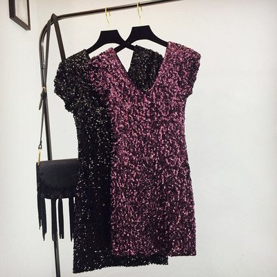 Елегантна дамска рокля с пайети и V-образно деколте