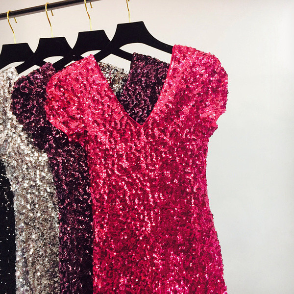 Елегантна дамска рокля с пайети и V-образно деколте