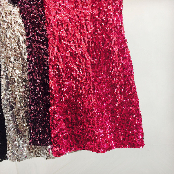 Елегантна дамска рокля с пайети и V-образно деколте