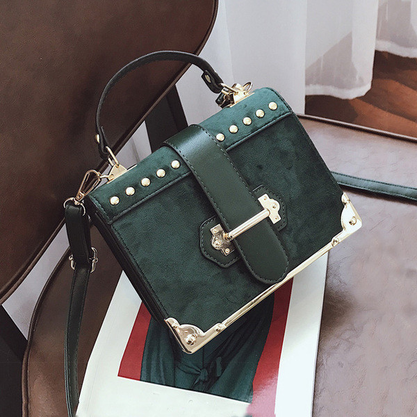 Geanta de dama eleganta in mai multe culori cu decor metalic