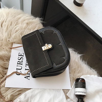 Мини дамска чанта с метална дръжка и декорация перли