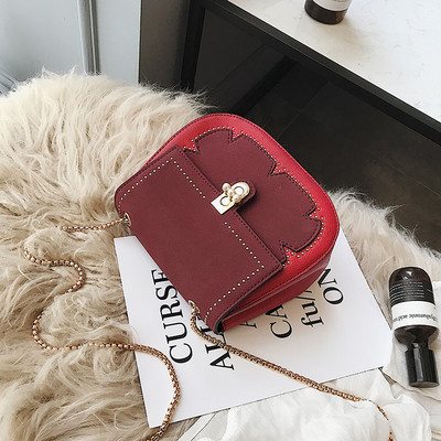 Мини дамска чанта с метална дръжка и декорация перли