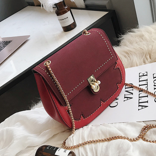 Мини дамска чанта с метална дръжка и декорация перли