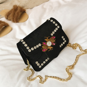 Μίνι γυναικεία τσάντα με μεταλλική λαβή και διακόσμηση