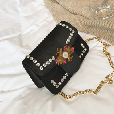 Мини дамска чанта с метална дръжка и декорация