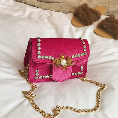 Мини дамска чанта с метална дръжка и декорация