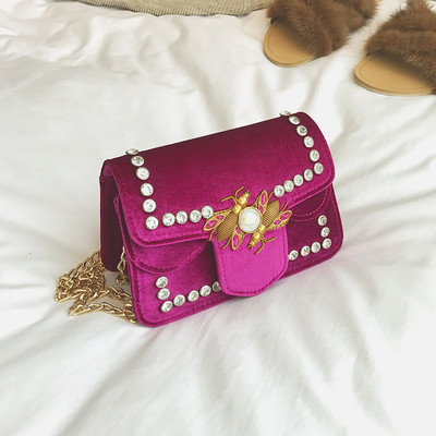 Мини дамска чанта с метална дръжка и декорация