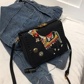 Спортно-елегантна дамска чанта с бродерия в два цвята с тънка презрамка