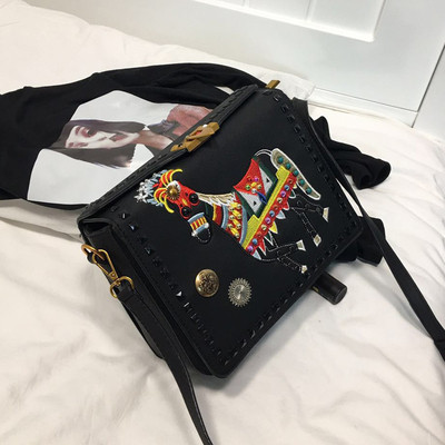 Спортно-елегантна дамска чанта с бродерия в два цвята с тънка презрамка