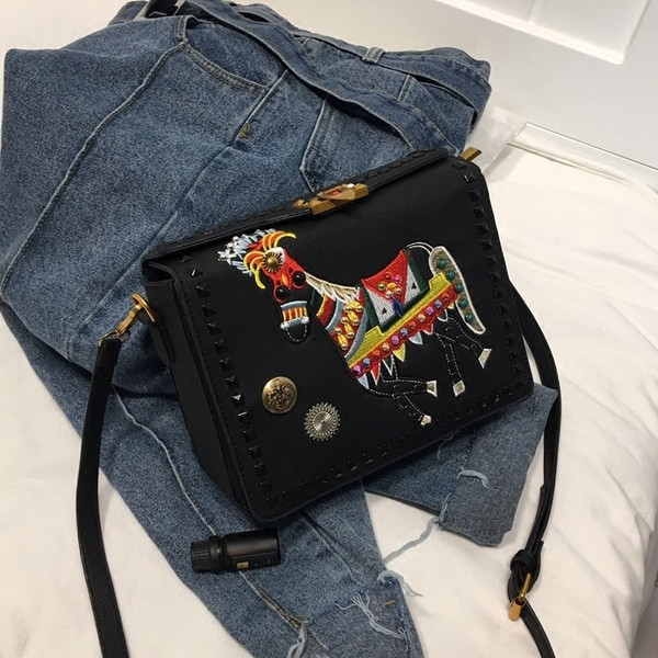 Спортно-елегантна дамска чанта с бродерия в два цвята с тънка презрамка