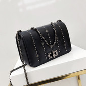 Елегантна мини дамска чанта с металана дръжка и декорация нит