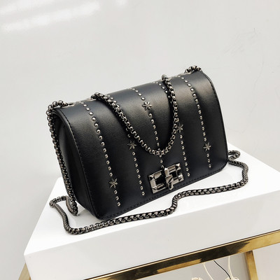 Елегантна мини дамска чанта с металана дръжка и декорация нит