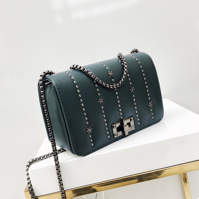 Елегантна мини дамска чанта с металана дръжка и декорация нит