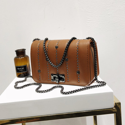 Елегантна мини дамска чанта с металана дръжка и декорация нит