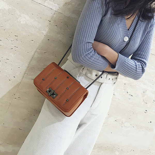 Елегантна мини дамска чанта с металана дръжка и декорация нит