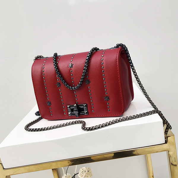 Елегантна мини дамска чанта с металана дръжка и декорация нит