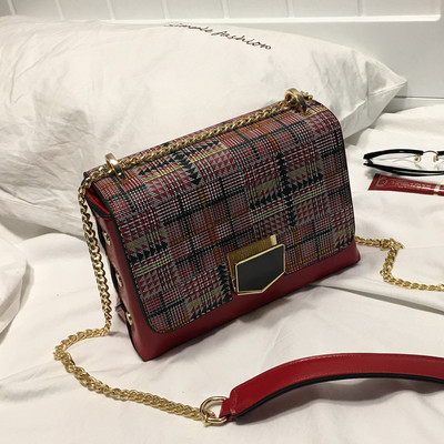 Мини дамска чанта в различни разцветки на каре с метална дръжка