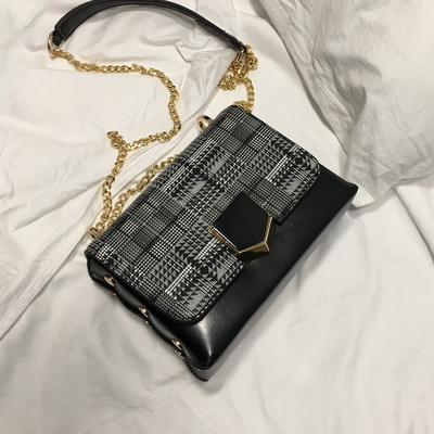 Мини дамска чанта в различни разцветки на каре с метална дръжка