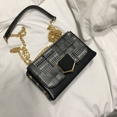 Мини дамска чанта в различни разцветки на каре с метална дръжка