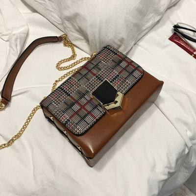 Мини дамска чанта в различни разцветки на каре с метална дръжка
