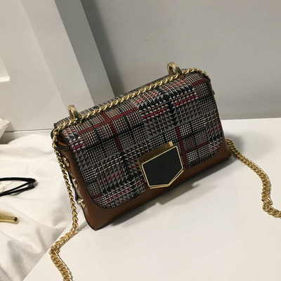 Мини дамска чанта в различни разцветки на каре с метална дръжка