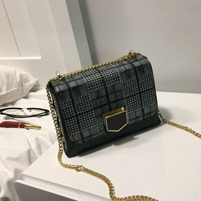 Мини дамска чанта в различни разцветки на каре с метална дръжка