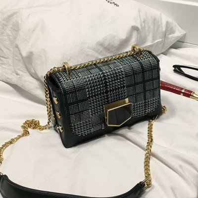 Мини дамска чанта в различни разцветки на каре с метална дръжка