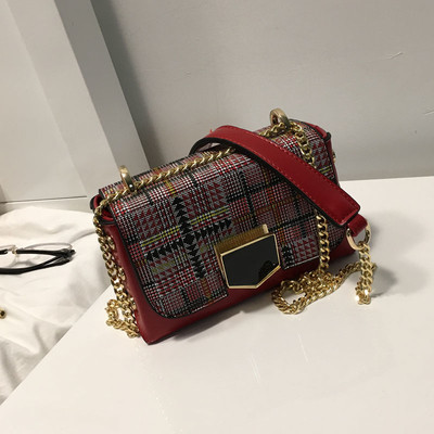 Мини дамска чанта в различни разцветки на каре с метална дръжка