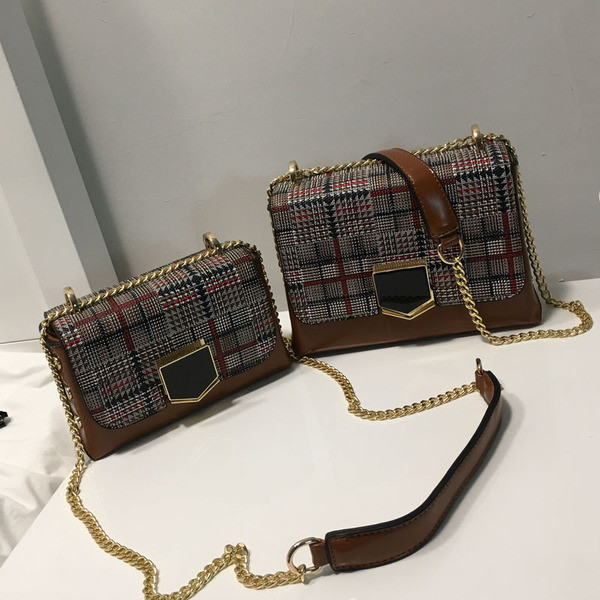 Мини дамска чанта в различни разцветки на каре с метална дръжка