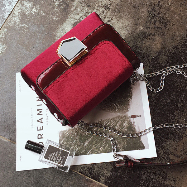 Нежна мини дамска чанта в няколко цвята с метална дръжка