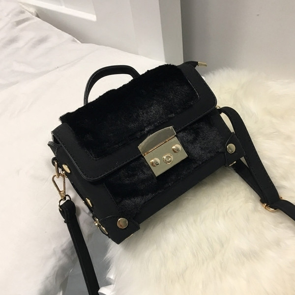 Интересна дамска чанта с пух в няколко цвята