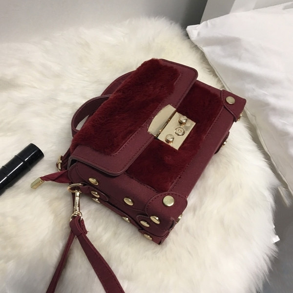 Интересна дамска чанта с пух в няколко цвята