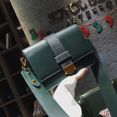 Елегантна и семпла дамска чанта в няколко цвят с широки презрамки