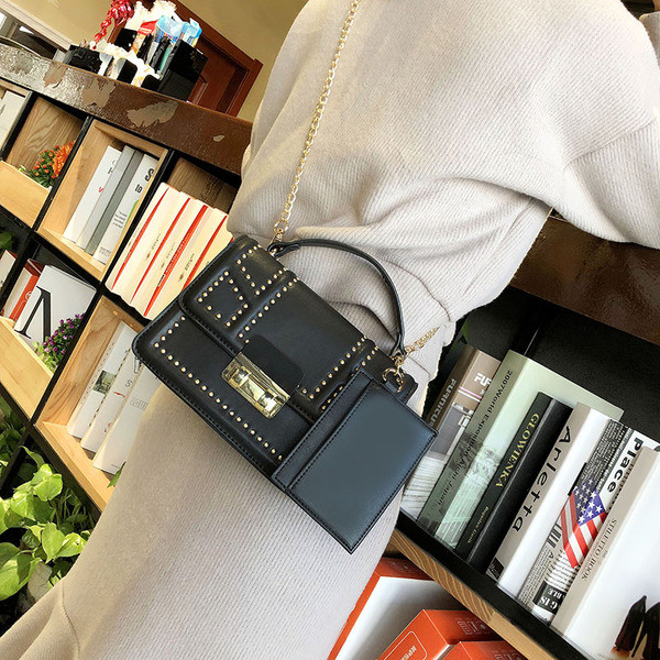 Семпла дамска мини чанта с декорация нит