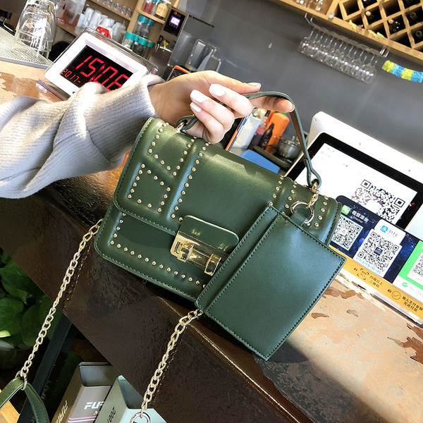 Семпла дамска мини чанта с декорация нит