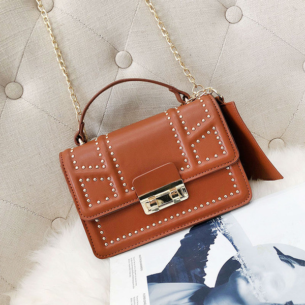 Семпла дамска мини чанта с декорация нит