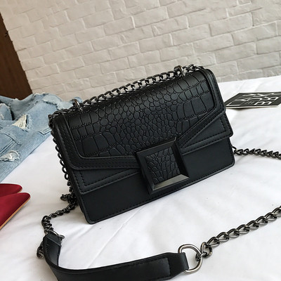 Дамска мини чанта от еко кожа и с метална дръжка