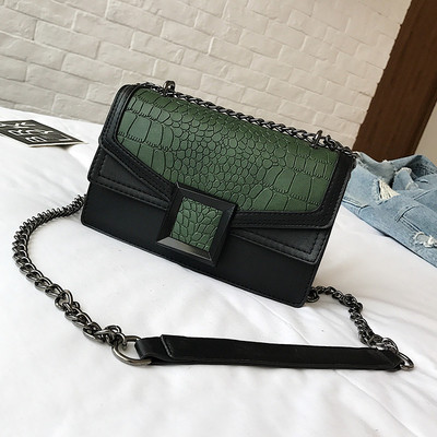 Дамска мини чанта от еко кожа и с метална дръжка